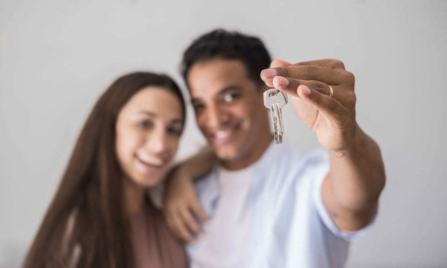 about-schoenstein-hill-paar-immobilien-schluessel